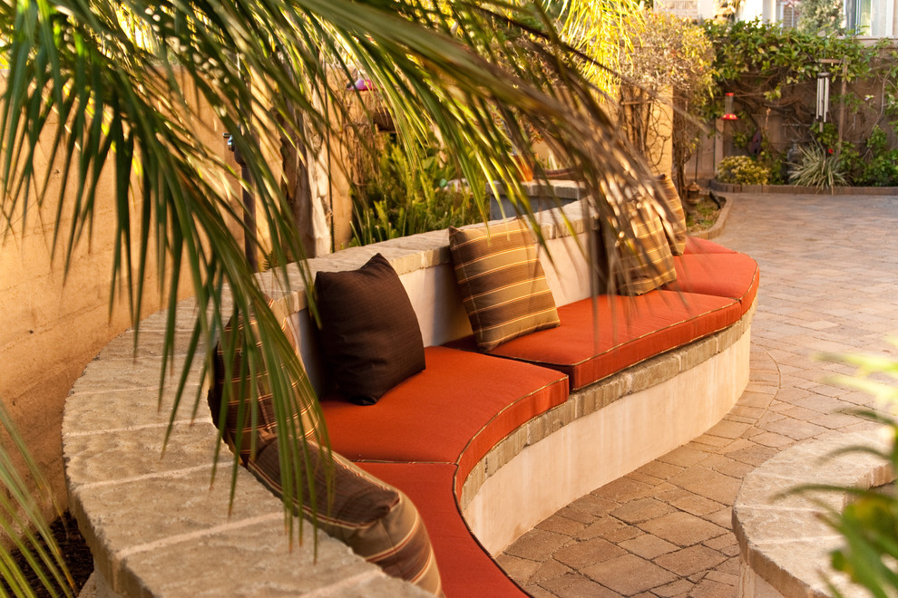 Источник вдохновения для домашнего уюта: двор в средиземноморском стиле с мощением тротуарной плиткой без защиты от солнца
