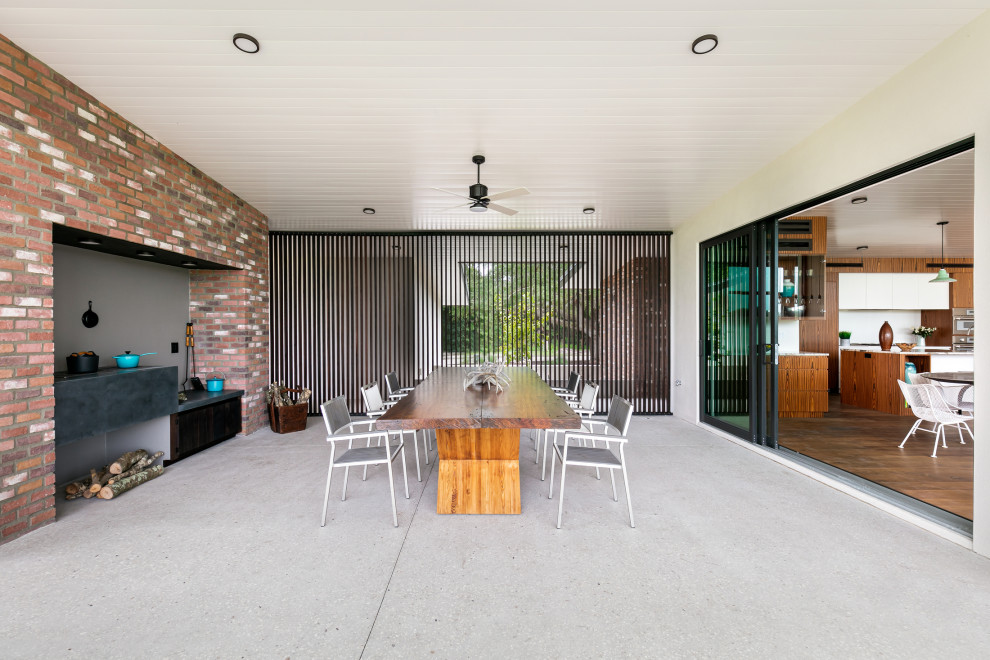 Geräumiger, Überdachter Moderner Patio im Innenhof mit Outdoor-Küche und Betonplatten in Tampa