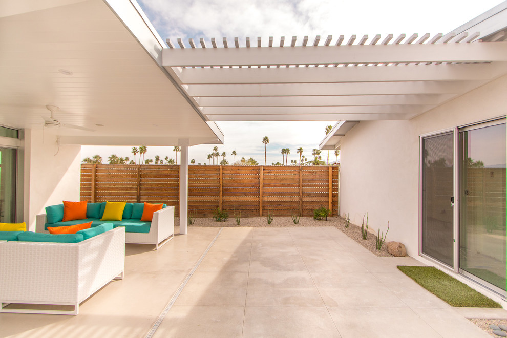 Ispirazione per un ampio patio o portico minimalista dietro casa