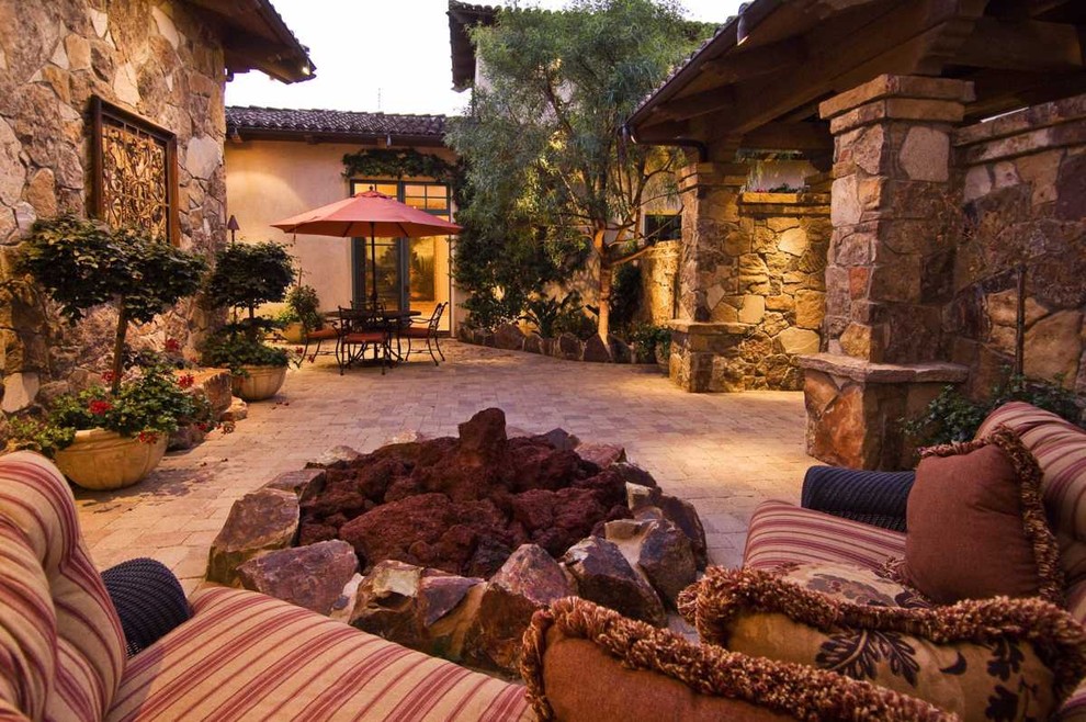 Стильный дизайн: большой двор на внутреннем дворе в средиземноморском стиле с мощением клинкерной брусчаткой без защиты от солнца - последний тренд