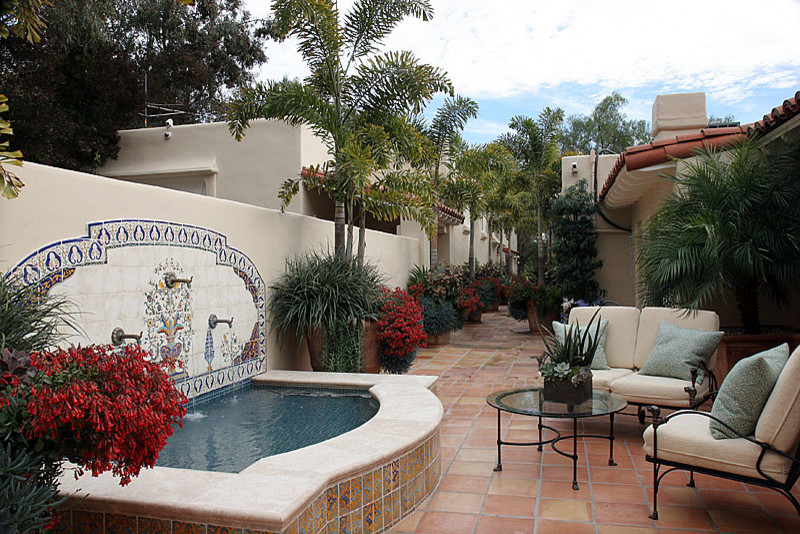サンディエゴにある高級な広い地中海スタイルのおしゃれな横庭のテラス (コンテナガーデン、タイル敷き、日よけなし) の写真