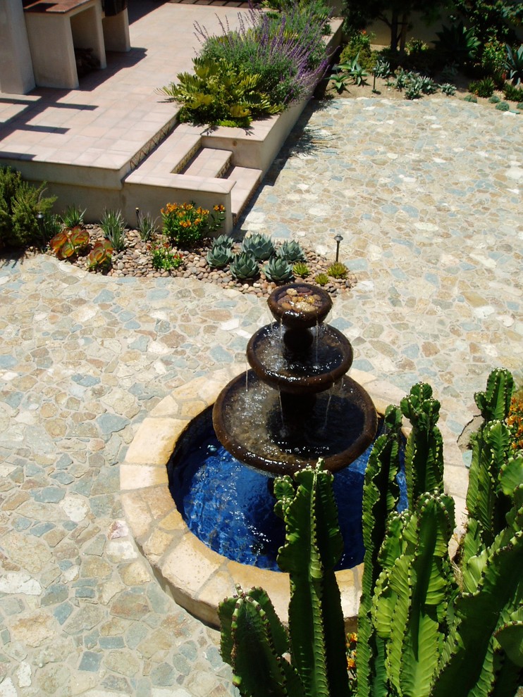 Großer Mediterraner Patio mit Wasserspiel und Natursteinplatten in San Diego