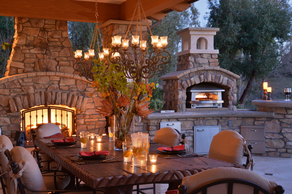 Idée de décoration pour une grande terrasse arrière méditerranéenne avec une cuisine d'été et du carrelage.