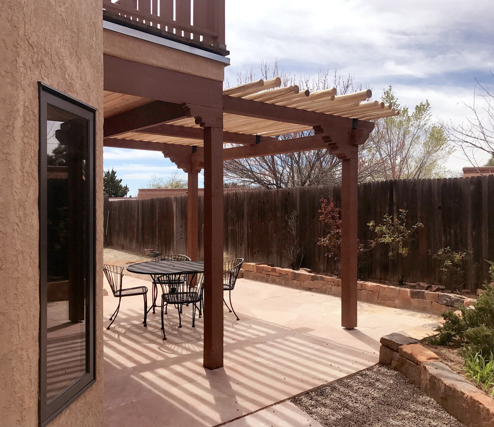 Inspiration pour une terrasse arrière sud-ouest américain de taille moyenne avec des pavés en brique et une extension de toiture.