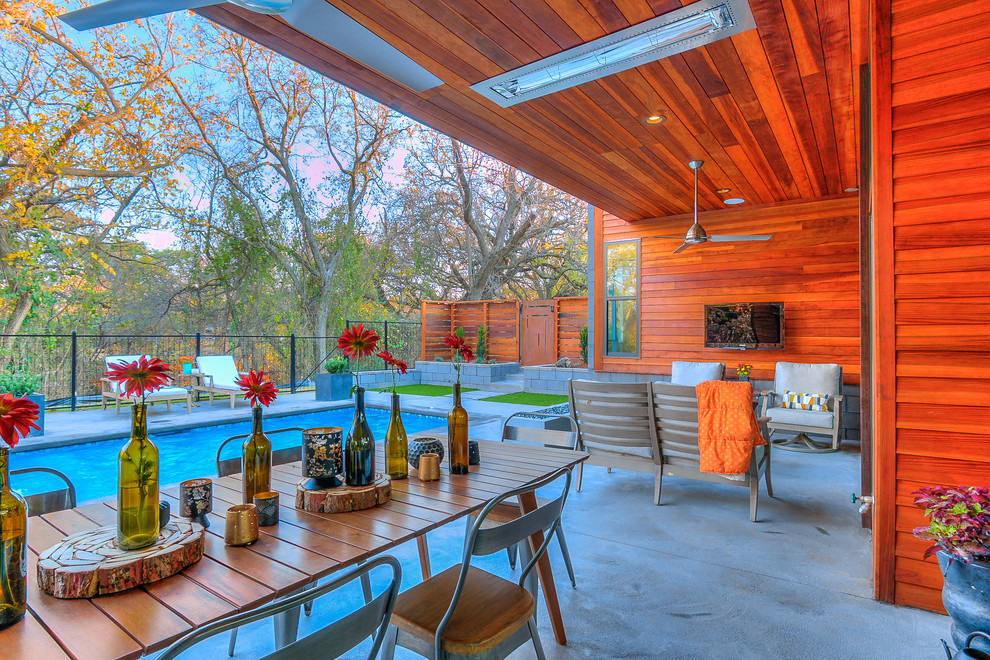 Modern back patio in Oklahoma City with an awning.