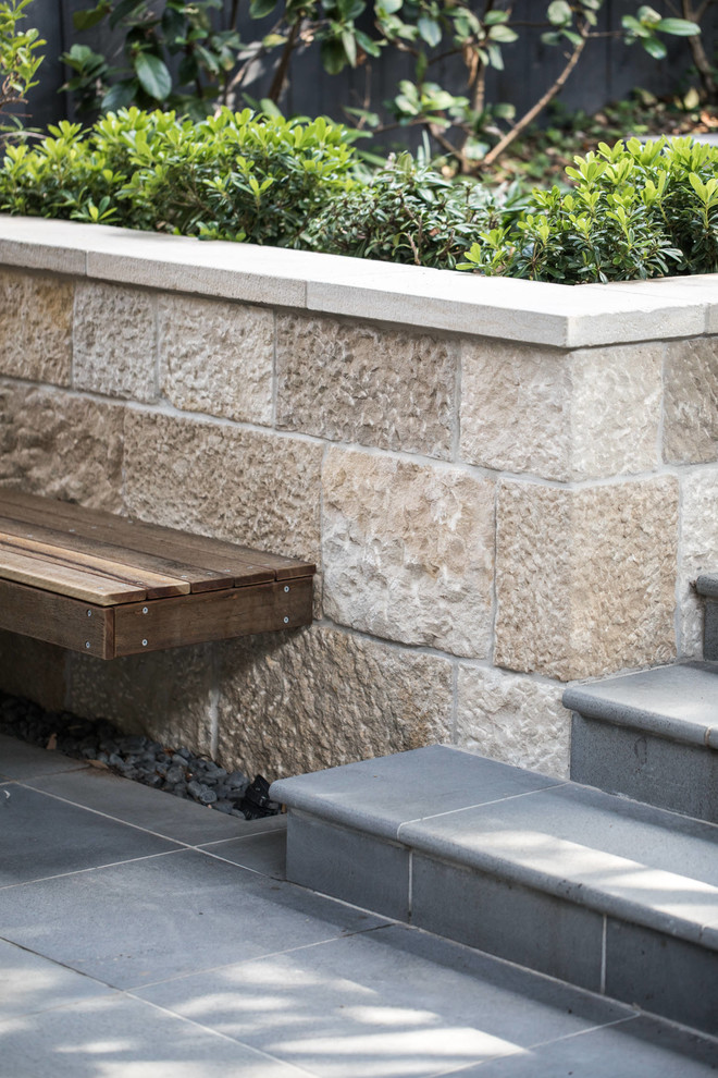 Réalisation d'une terrasse arrière design de taille moyenne avec des pavés en béton et aucune couverture.