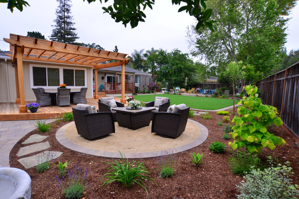 Ejemplo de patio clásico de tamaño medio en patio trasero con adoquines de hormigón y pérgola