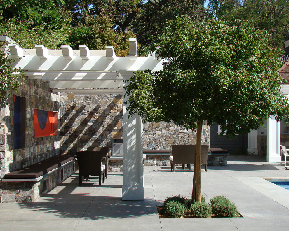 Klassischer Patio hinter dem Haus mit Kamin in San Francisco
