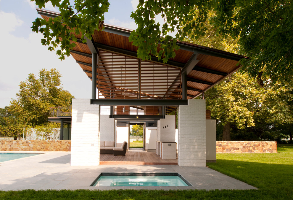 Свежая идея для дизайна: двор в стиле модернизм с летней кухней - отличное фото интерьера