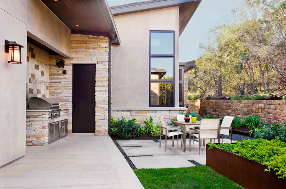 Стильный дизайн: большой двор на боковом дворе в современном стиле с летней кухней и покрытием из плитки без защиты от солнца - последний тренд