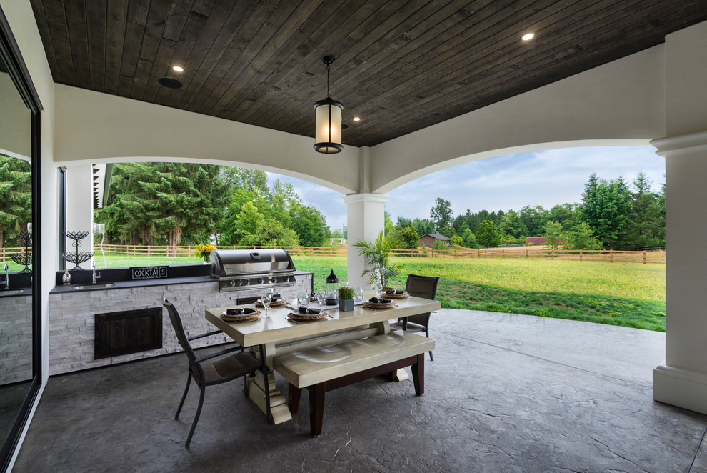 Свежая идея для дизайна: большой двор на заднем дворе в средиземноморском стиле с летней кухней, покрытием из бетонных плит и навесом - отличное фото интерьера