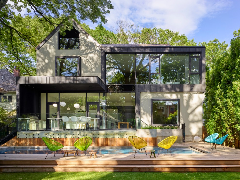 Idee per un grande patio o portico minimalista dietro casa
