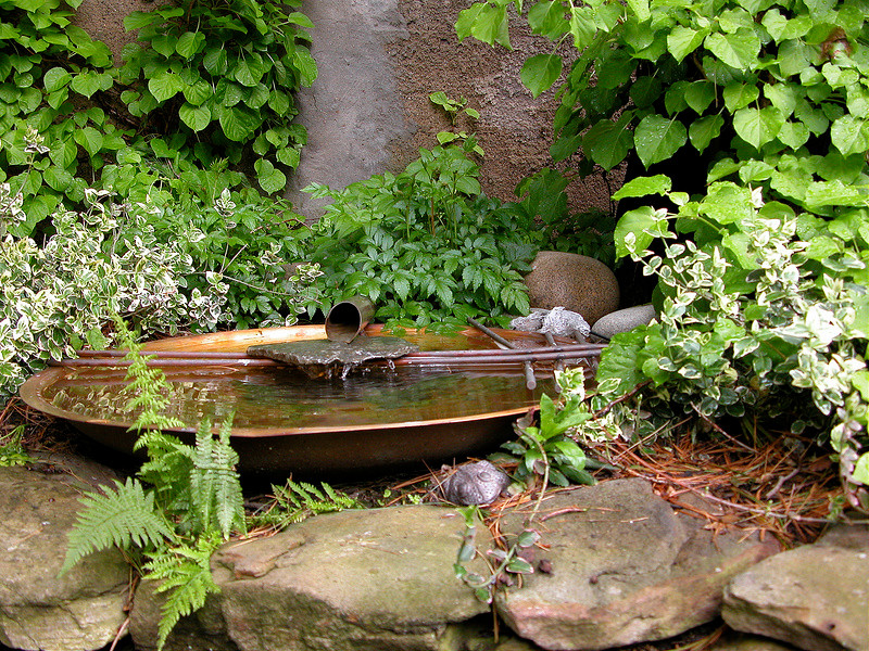 Modelo de patio de estilo zen de tamaño medio sin cubierta en patio trasero con fuente y adoquines de piedra natural