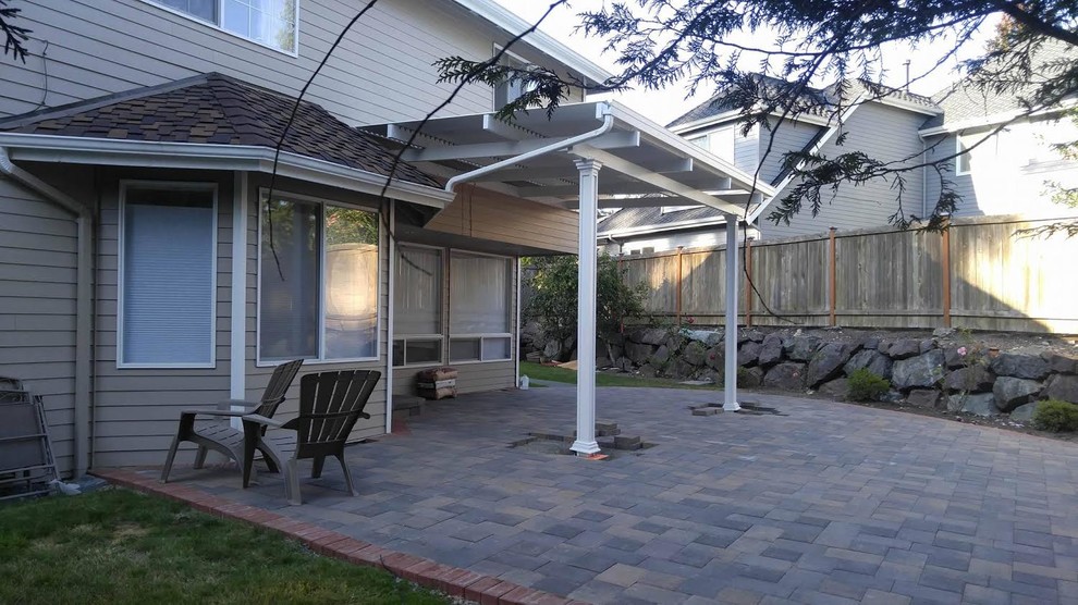 Стильный дизайн: большой двор на заднем дворе в классическом стиле с мощением тротуарной плиткой и навесом - последний тренд