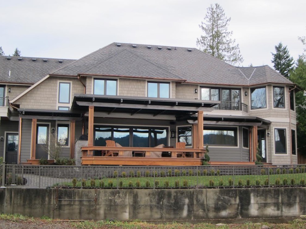Idée de décoration pour une terrasse en bois arrière design de taille moyenne avec une extension de toiture.