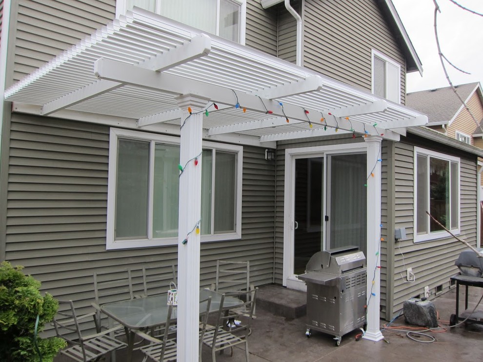 Стильный дизайн: двор среднего размера на заднем дворе в стиле кантри с покрытием из плитки и навесом - последний тренд