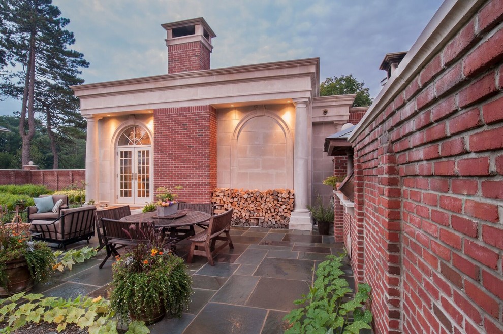 Foto de patio clásico grande sin cubierta en patio trasero con brasero y suelo de baldosas