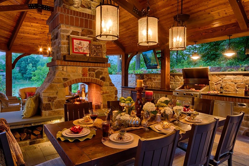 Cette image montre une terrasse arrière chalet de taille moyenne avec une cuisine d'été et un gazebo ou pavillon.