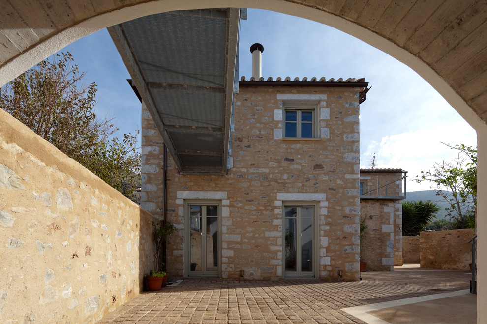 Foto di un patio o portico mediterraneo con pavimentazioni in cemento e nessuna copertura
