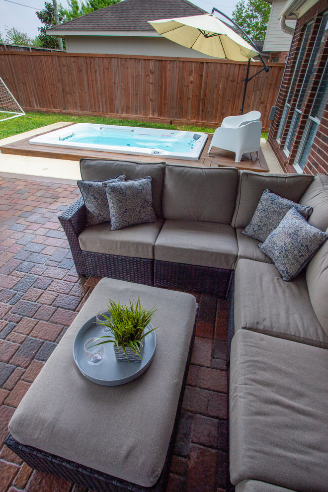 Foto di un patio o portico moderno di medie dimensioni e dietro casa con pedane