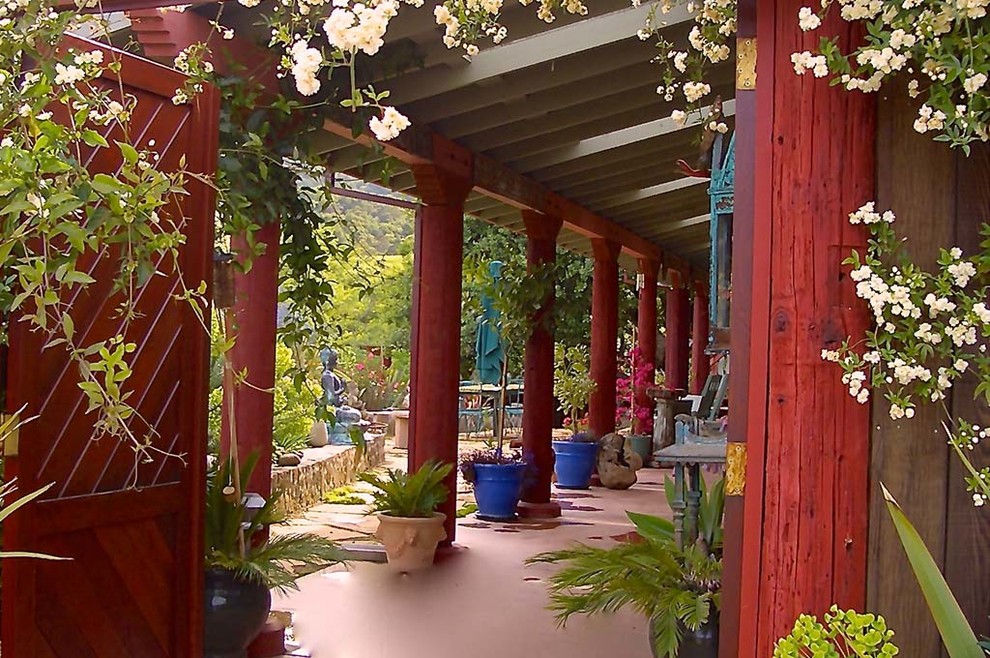 Diseño de patio de estilo zen de tamaño medio en patio trasero y anexo de casas con fuente y losas de hormigón