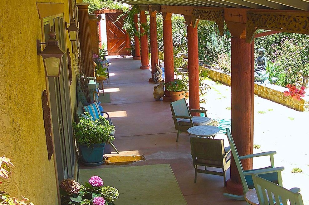 Cette photo montre une terrasse avec des plantes en pots arrière asiatique de taille moyenne avec une dalle de béton et une extension de toiture.