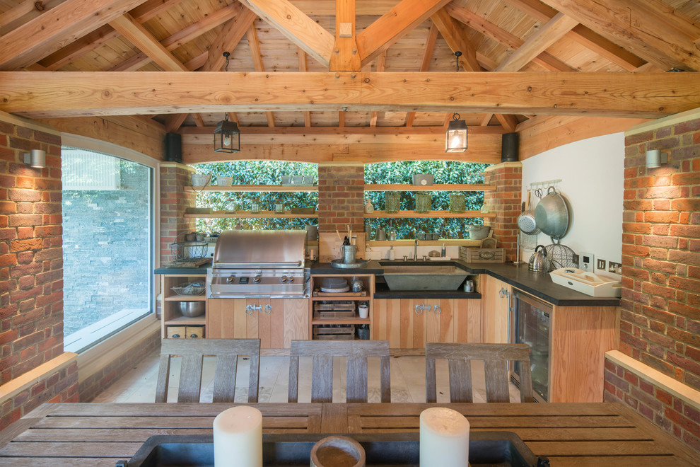 Cette image montre une grande terrasse arrière chalet avec une dalle de béton et une extension de toiture.