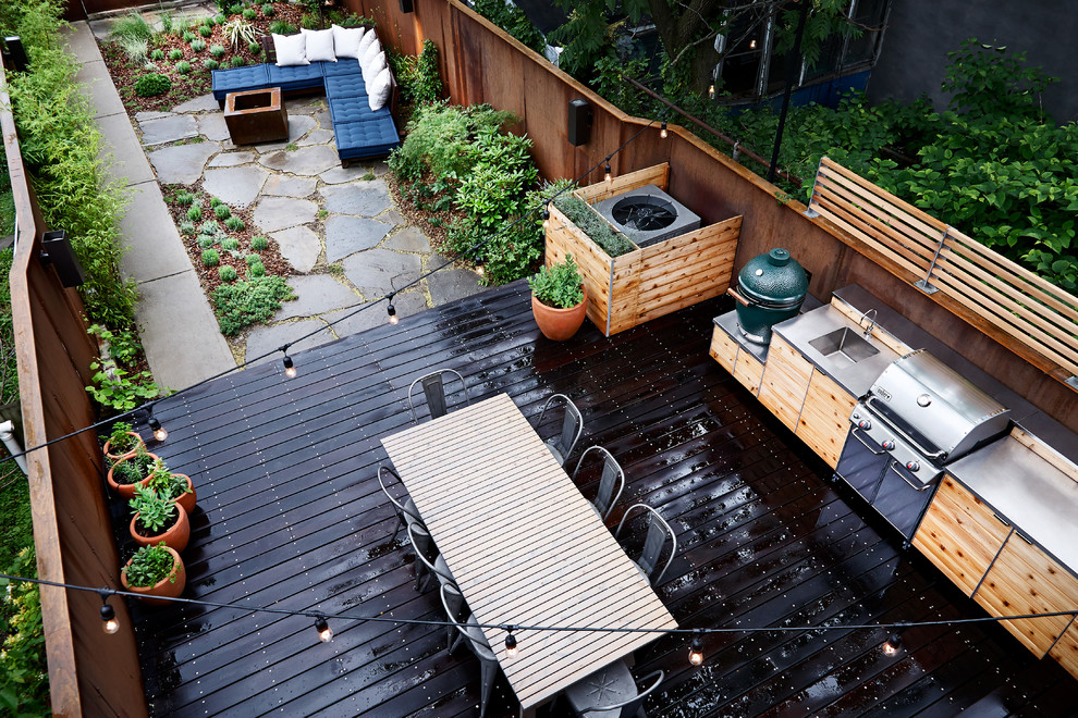 Foto de patio contemporáneo de tamaño medio con cocina exterior y entablado