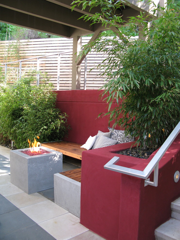 Foto di un patio o portico minimalista con un focolare