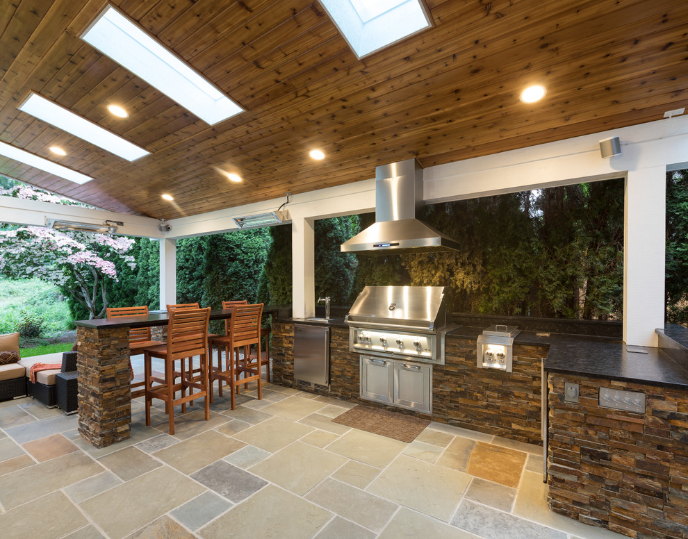 Imagen de patio clásico renovado grande en patio trasero con brasero, suelo de baldosas y cenador