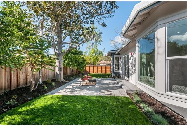 Свежая идея для дизайна: маленький двор на заднем дворе в современном стиле с мощением тротуарной плиткой без защиты от солнца для на участке и в саду - отличное фото интерьера