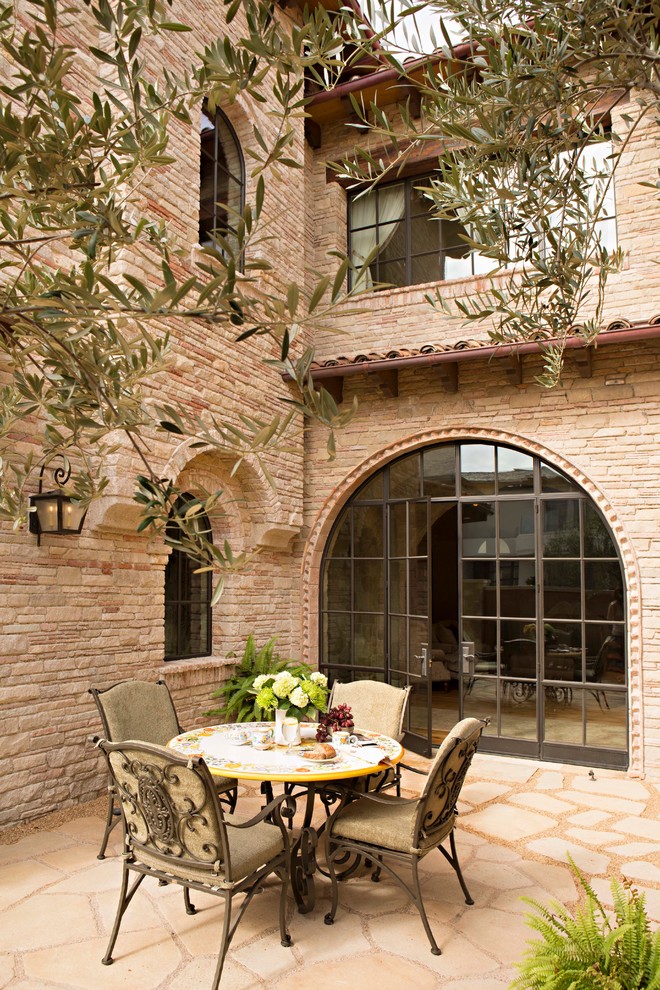 Источник вдохновения для домашнего уюта: двор на внутреннем дворе в средиземноморском стиле без защиты от солнца