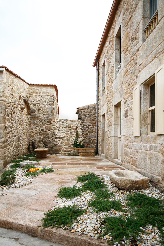 На фото: огород во дворе среднего размера на боковом дворе в средиземноморском стиле с покрытием из каменной брусчатки без защиты от солнца с