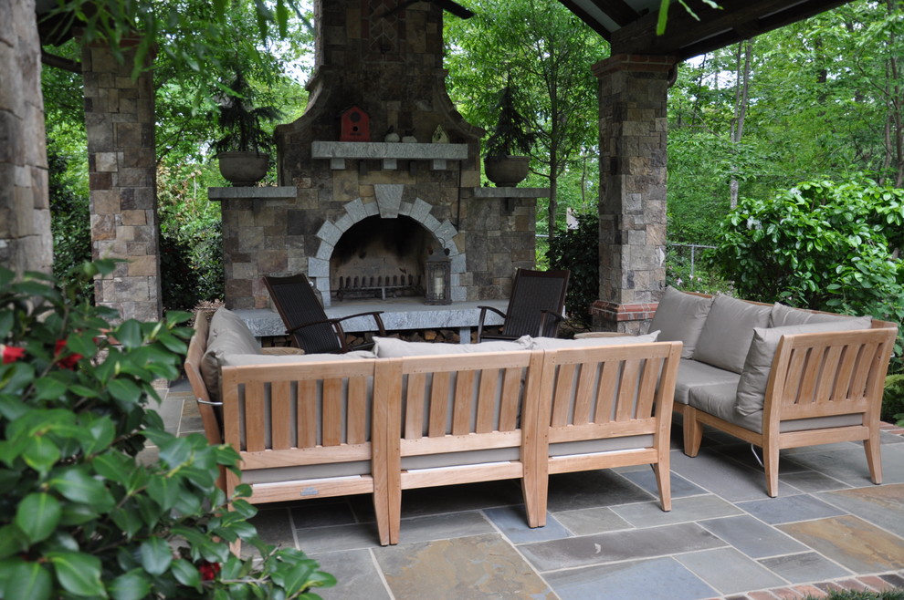 Foto de patio clásico grande en patio trasero con brasero, cenador y adoquines de ladrillo