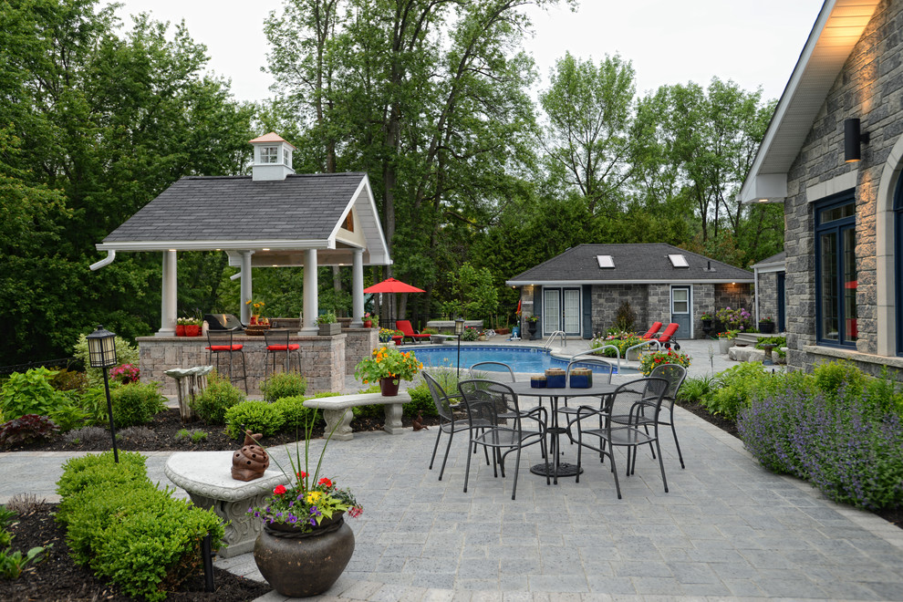 Immagine di un patio o portico classico dietro casa con pavimentazioni in cemento e nessuna copertura