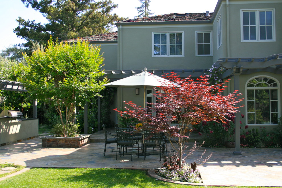 サンフランシスコにあるトラディショナルスタイルのおしゃれな裏庭のテラス (パーゴラ) の写真