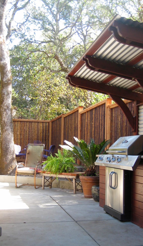 Diseño de patio clásico pequeño en patio trasero con cocina exterior, adoquines de hormigón y pérgola