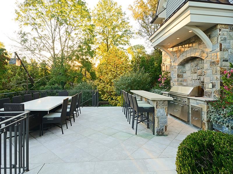 Esempio di un ampio patio o portico tradizionale dietro casa con nessuna copertura e graniglia di granito