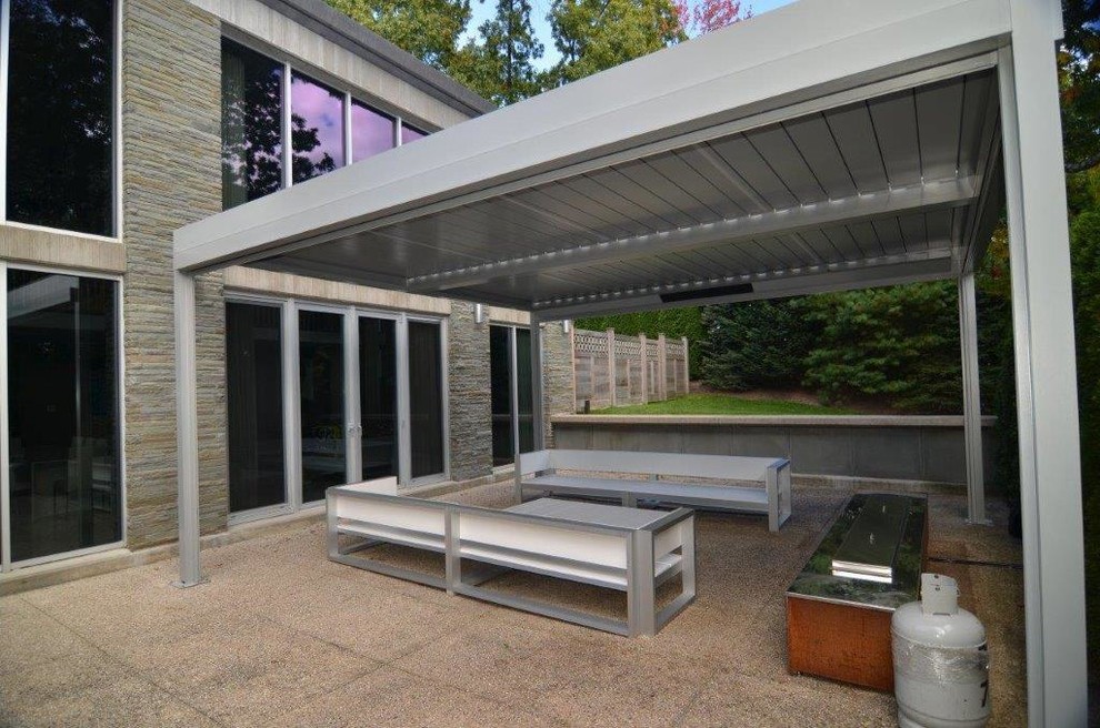 Mittelgroße Moderne Pergola hinter dem Haus mit Granitsplitt in Sonstige