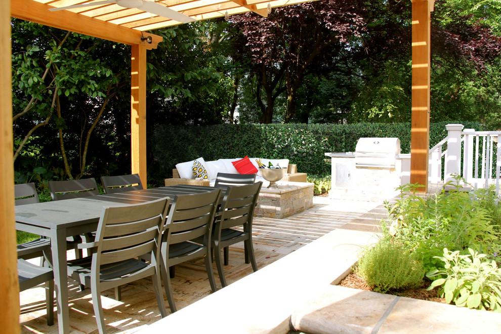 Immagine di un piccolo patio o portico mediterraneo dietro casa con un focolare, pavimentazioni in pietra naturale e una pergola