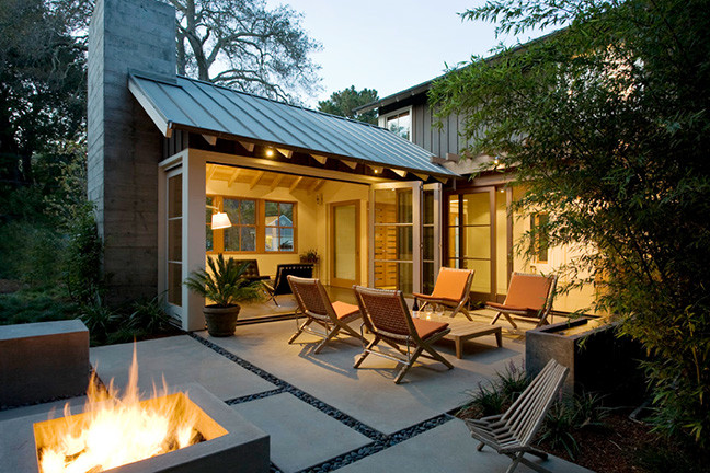 Идея дизайна: двор среднего размера на заднем дворе в стиле неоклассика (современная классика) с местом для костра и покрытием из бетонных плит без защиты от солнца