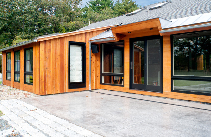 Foto di un patio o portico minimal di medie dimensioni e dietro casa con un focolare, ghiaia e una pergola