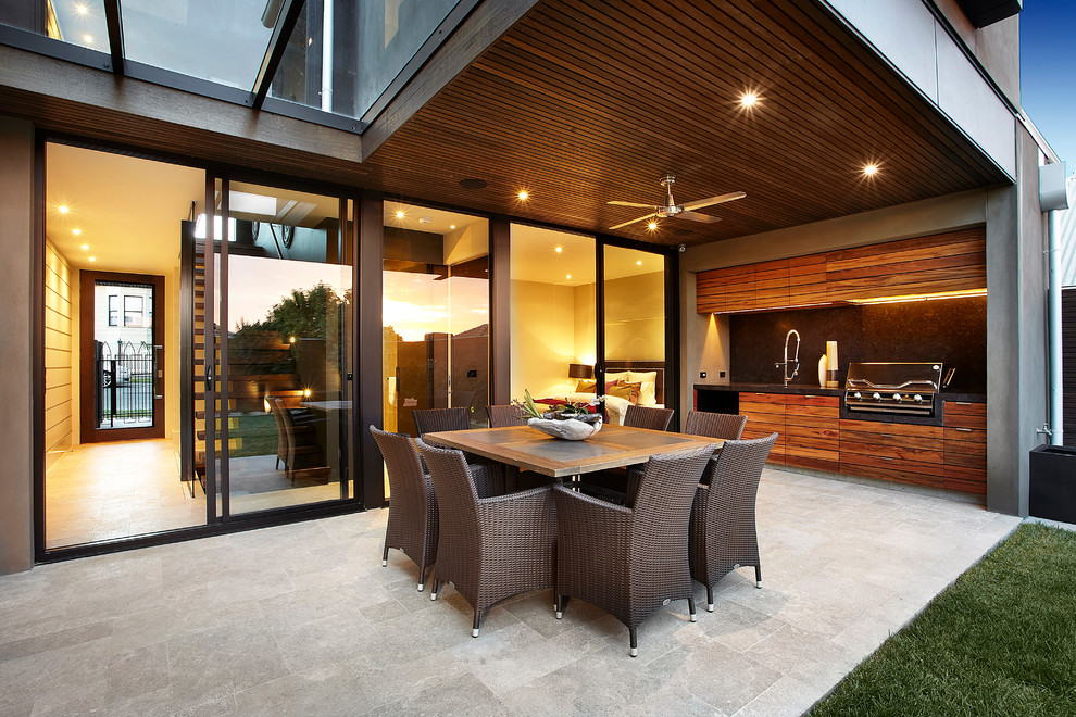 Идея дизайна: двор в современном стиле с покрытием из каменной брусчатки и зоной барбекю