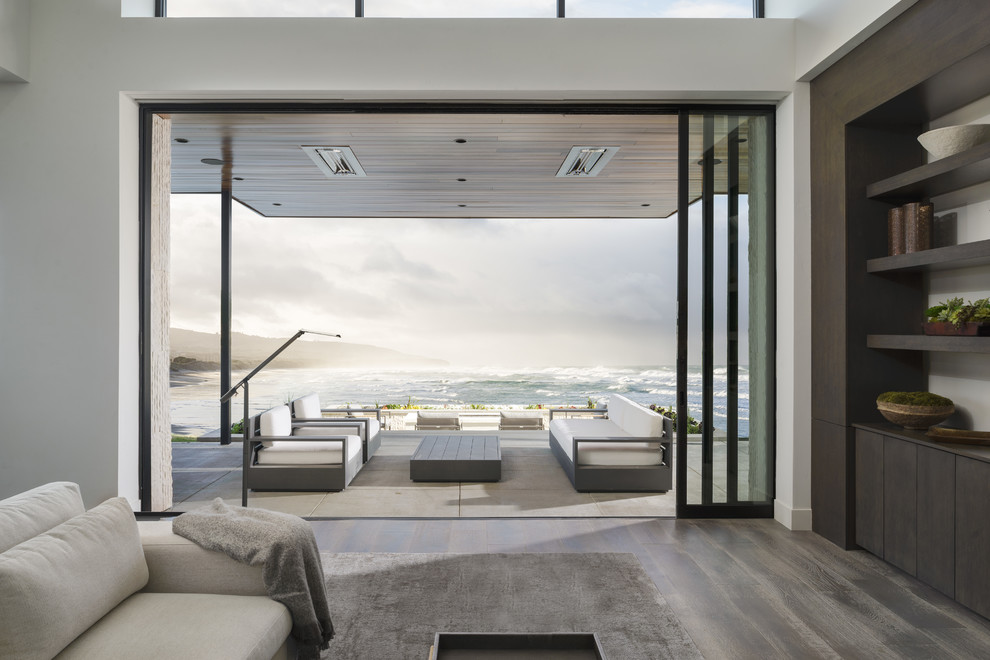 Свежая идея для дизайна: двор в современном стиле с покрытием из бетонных плит и навесом - отличное фото интерьера
