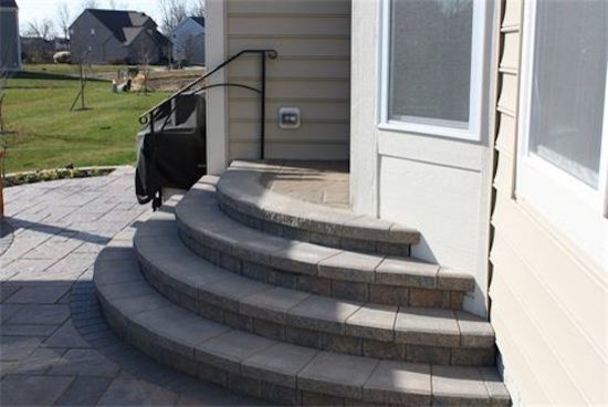 Idee per un piccolo patio o portico classico dietro casa con pavimentazioni in cemento e nessuna copertura