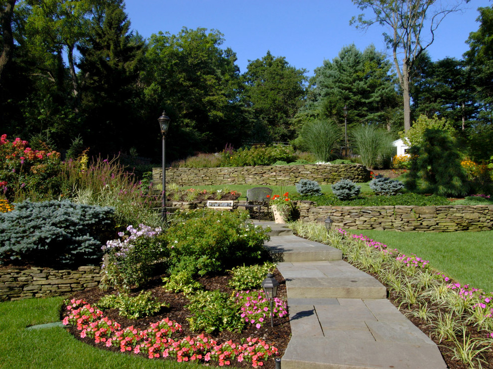 Mittelgroßer Klassischer Garten hinter dem Haus mit Wasserspiel und Natursteinplatten in New York