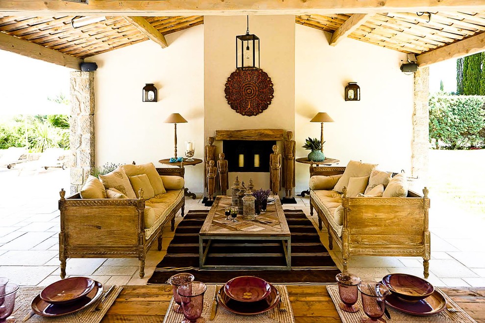Источник вдохновения для домашнего уюта: большой двор на боковом дворе в средиземноморском стиле с покрытием из каменной брусчатки и навесом