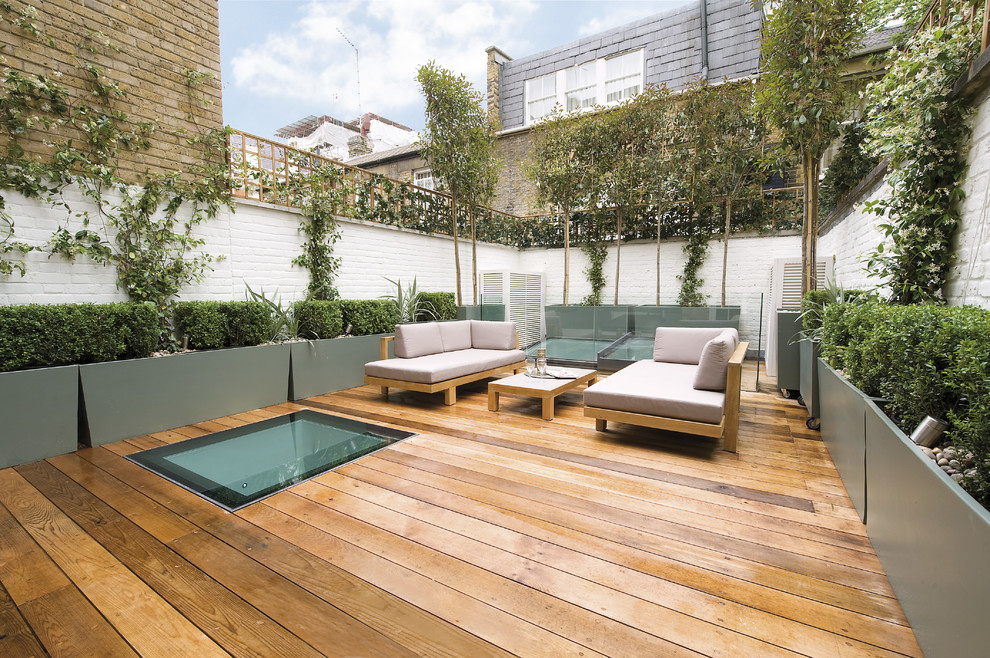 Contemporary back patio in London with decking.