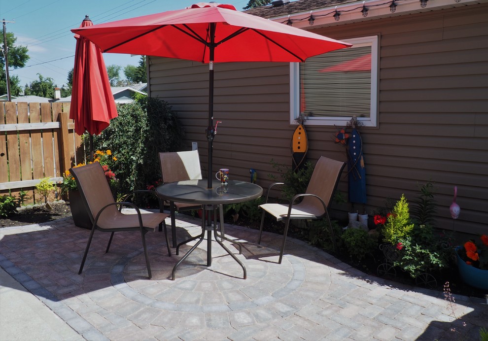 Foto de patio tradicional de tamaño medio en patio con adoquines de hormigón y toldo