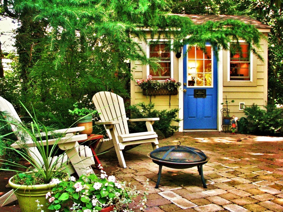 Immagine di un patio o portico classico con pavimentazioni in mattoni
